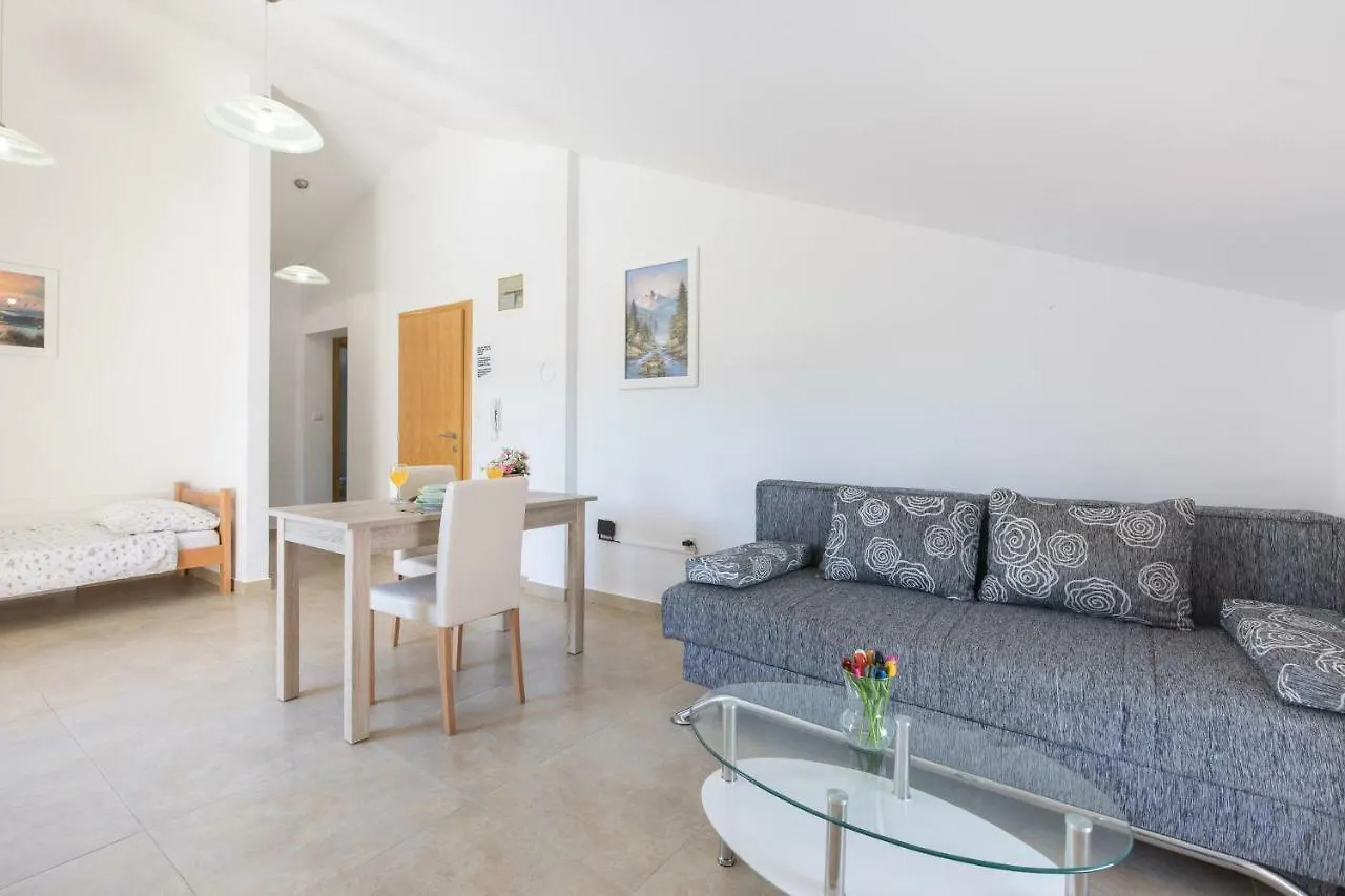 Apartments Nino Malinska Kroatien