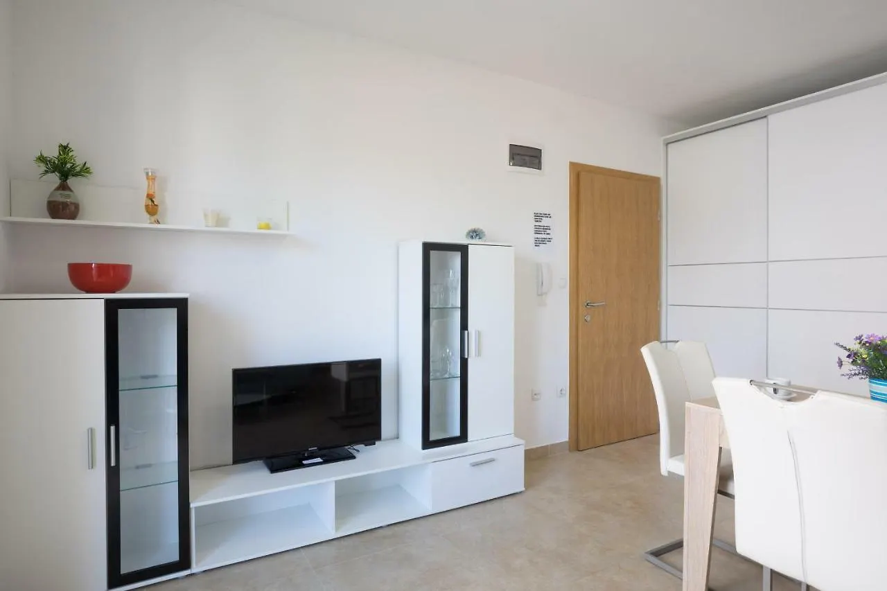 Apartments Nino Malinska