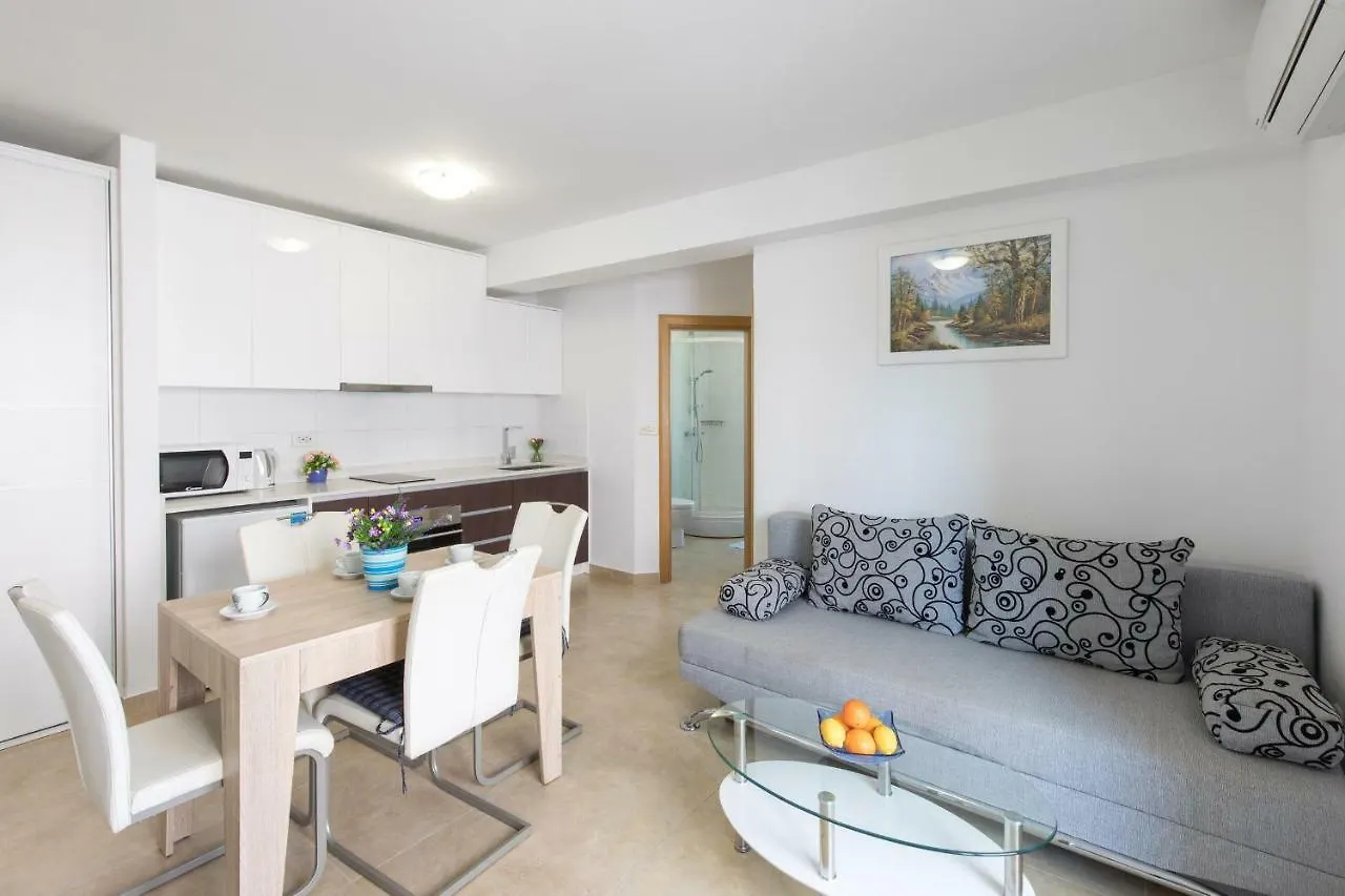 Apartments Nino Malinska