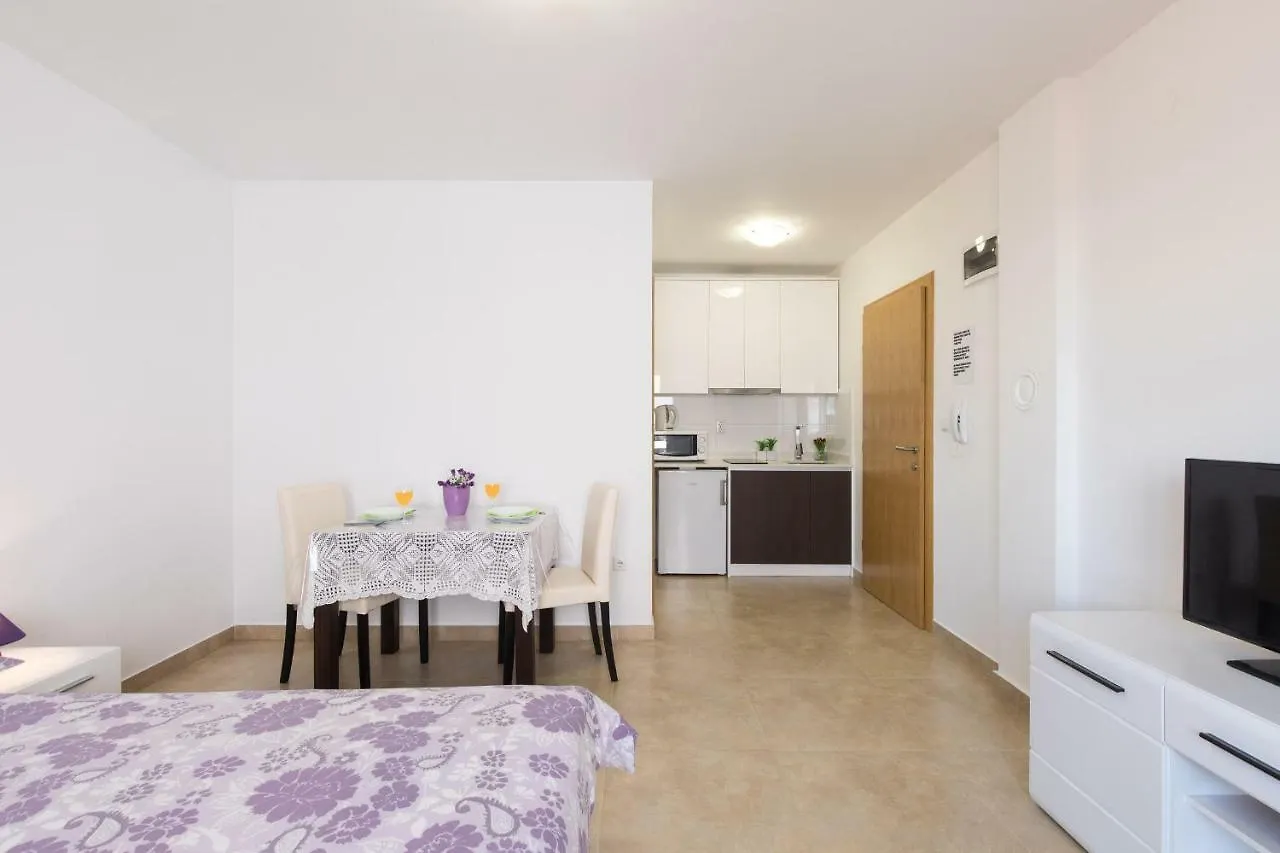 Apartments Nino Malinska