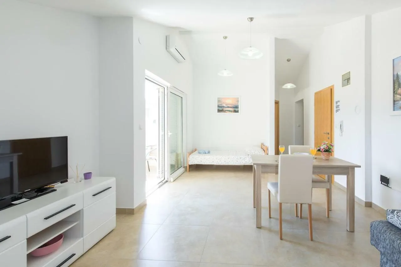 Apartments Nino Malinska Kroatien